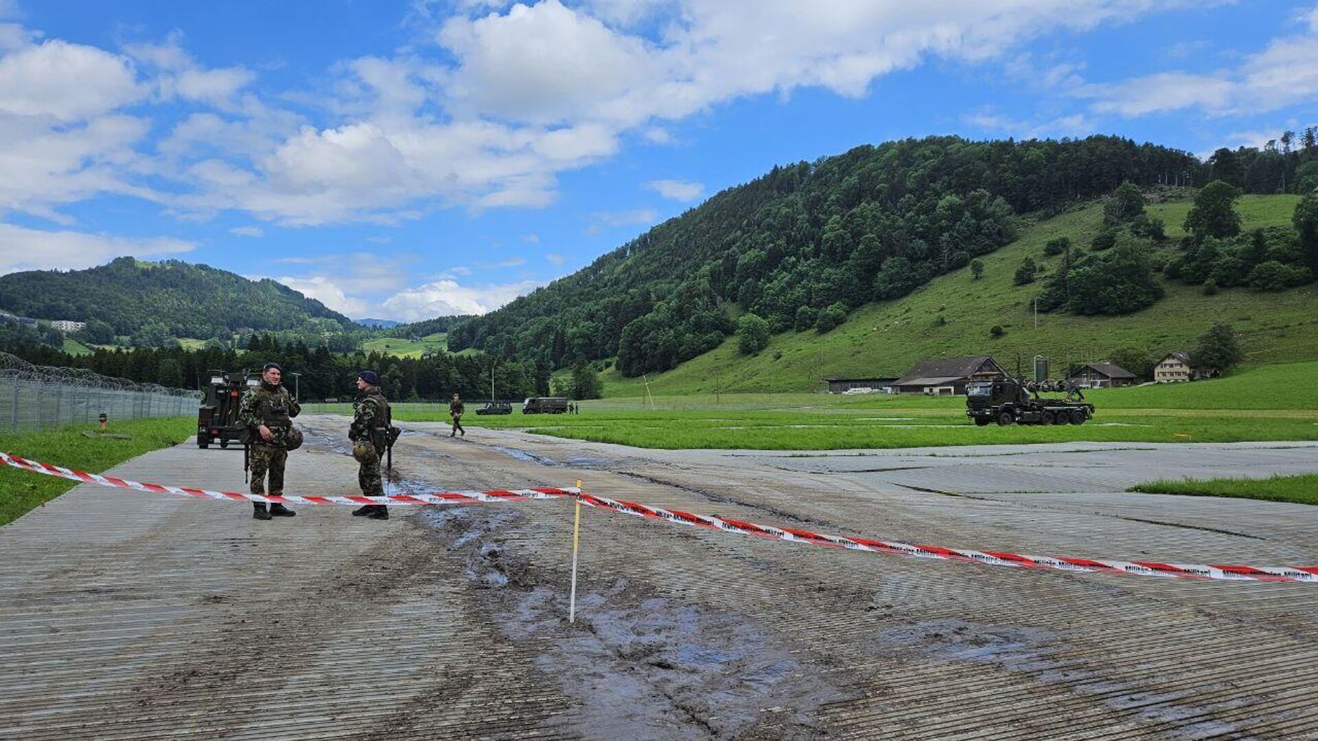 Швейцарские военные начали охранять место проведения конференции по Украине