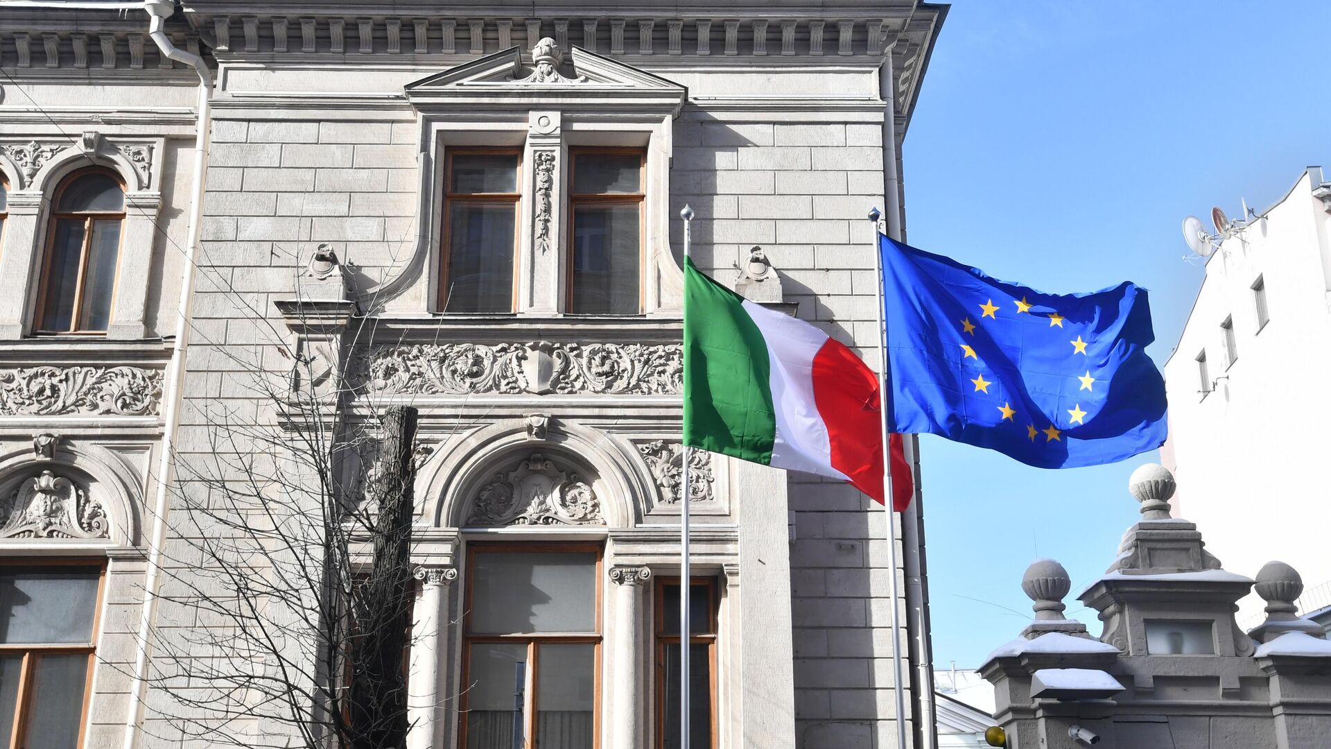 Европу могут раздавить, если она не объединится в обороне, заявили в Италии