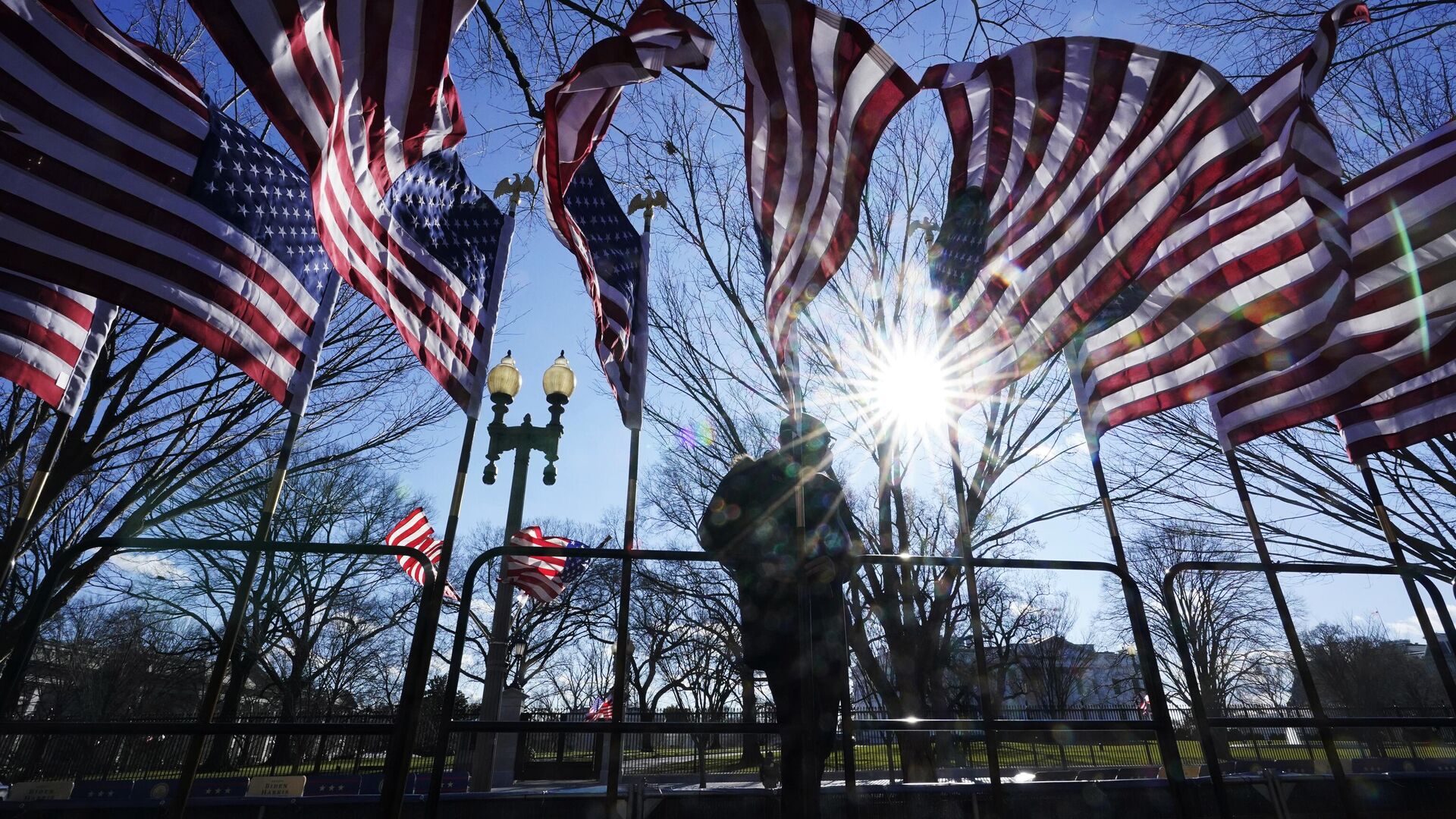 Над Белым домом подняли флаг США, приспущенный из-за траура