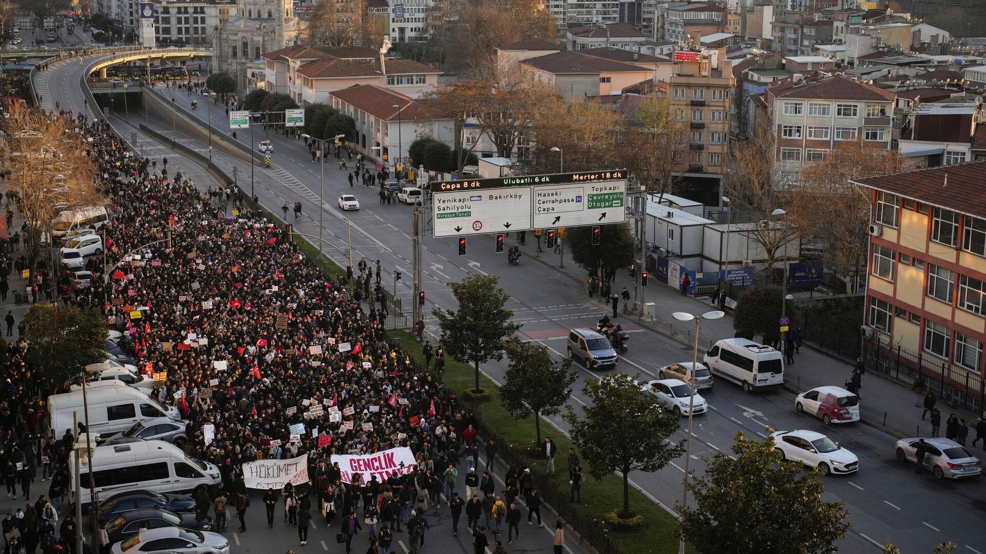 На акциях протеста в Турции задержали 97 человек