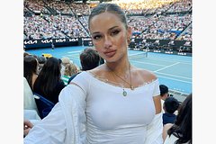 Блогерша порадовала фанатов прозрачным нарядом на турнире Australian Open