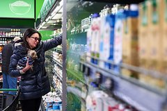 Власти изучат наценки торговых сетей на самые важные для россиян продукты