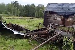 Деревянный дом с женщиной и детьми унесло при прорыве дамбы под Челябинском