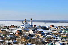 Власти прокомментировали появление фото насильника на стенде с портретами героев СВО