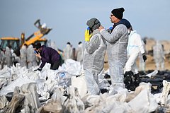 Участвующие в очистке пляжей в Анапе пожаловались на головную боль