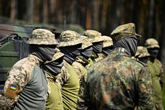 Украинских военных на тренировках в Великобритании учили ползать «гуськом»