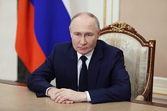 Путин поздравил Героев России с Днем защитника Отечества