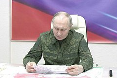 Песков объяснил использование Путиным военной формы в Курской области